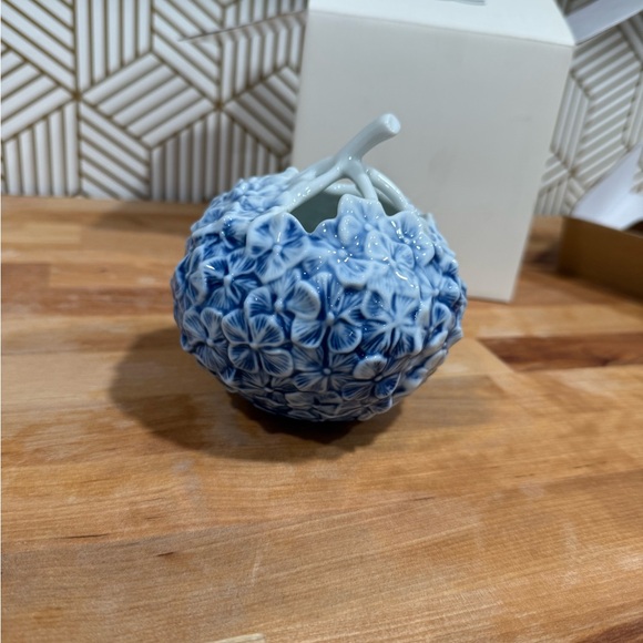 Wouter Dolk for
Royal Copenhagen
The art of giving flowers hydrangea vase
 blue - Picture 4 of 10